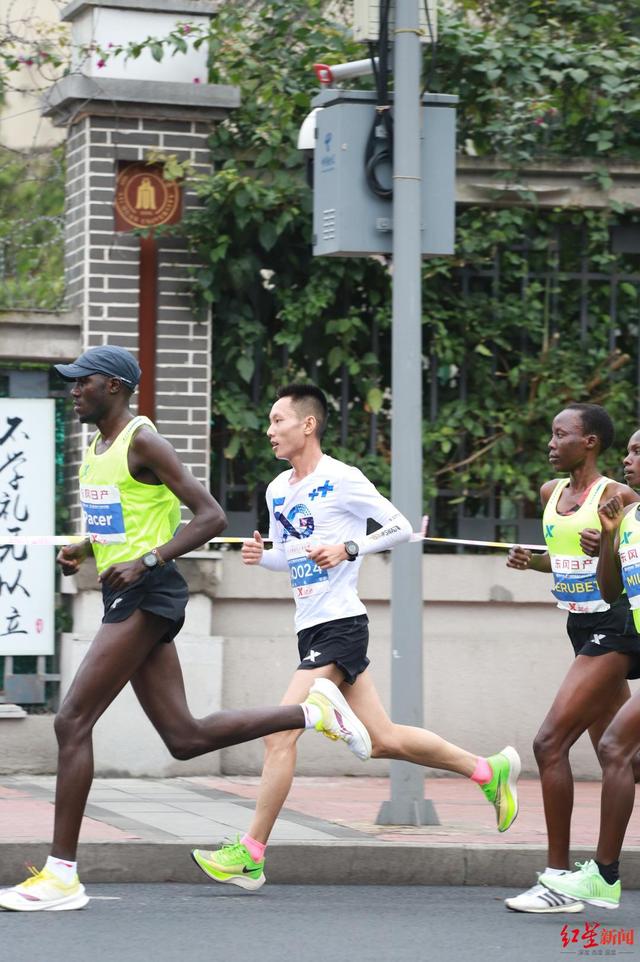 网友为成马打call！汉服打卡成都5G SA新场景