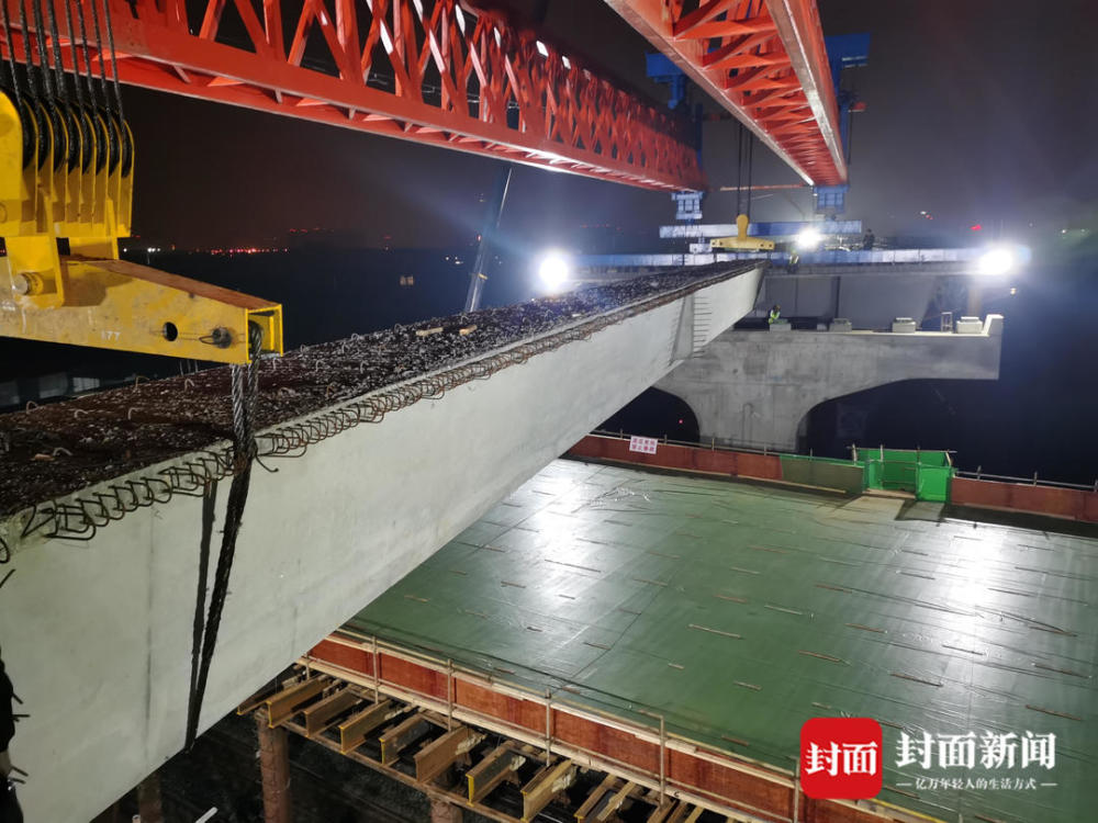 联通东部新区 成都东西城市轴线涉铁工程首片箱梁成功架设