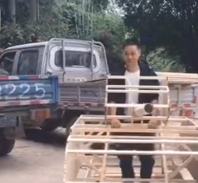 步行坦克？四川宜宾街头现移动坦克广告，网友：是否占用机动车道