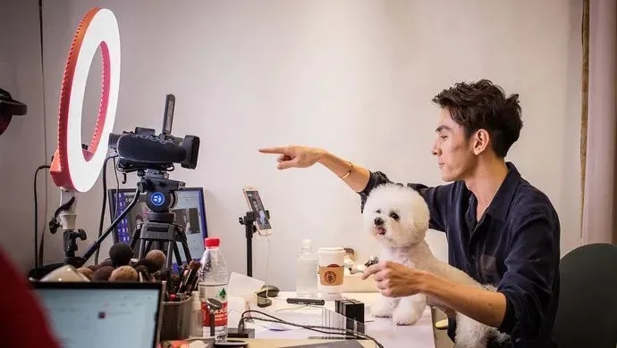 李佳琦李雪琴被中消协点名；小鹏汽车回应马斯克炮轰：明年打得你找不着东；原菜鸟副总裁涉嫌受贿数百万…