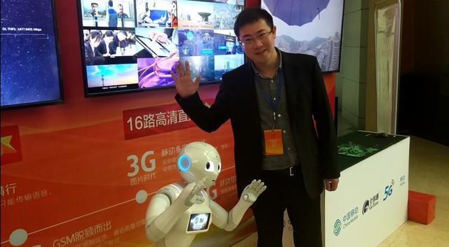 硬核！机器人走进广元“两会”现场推广5G