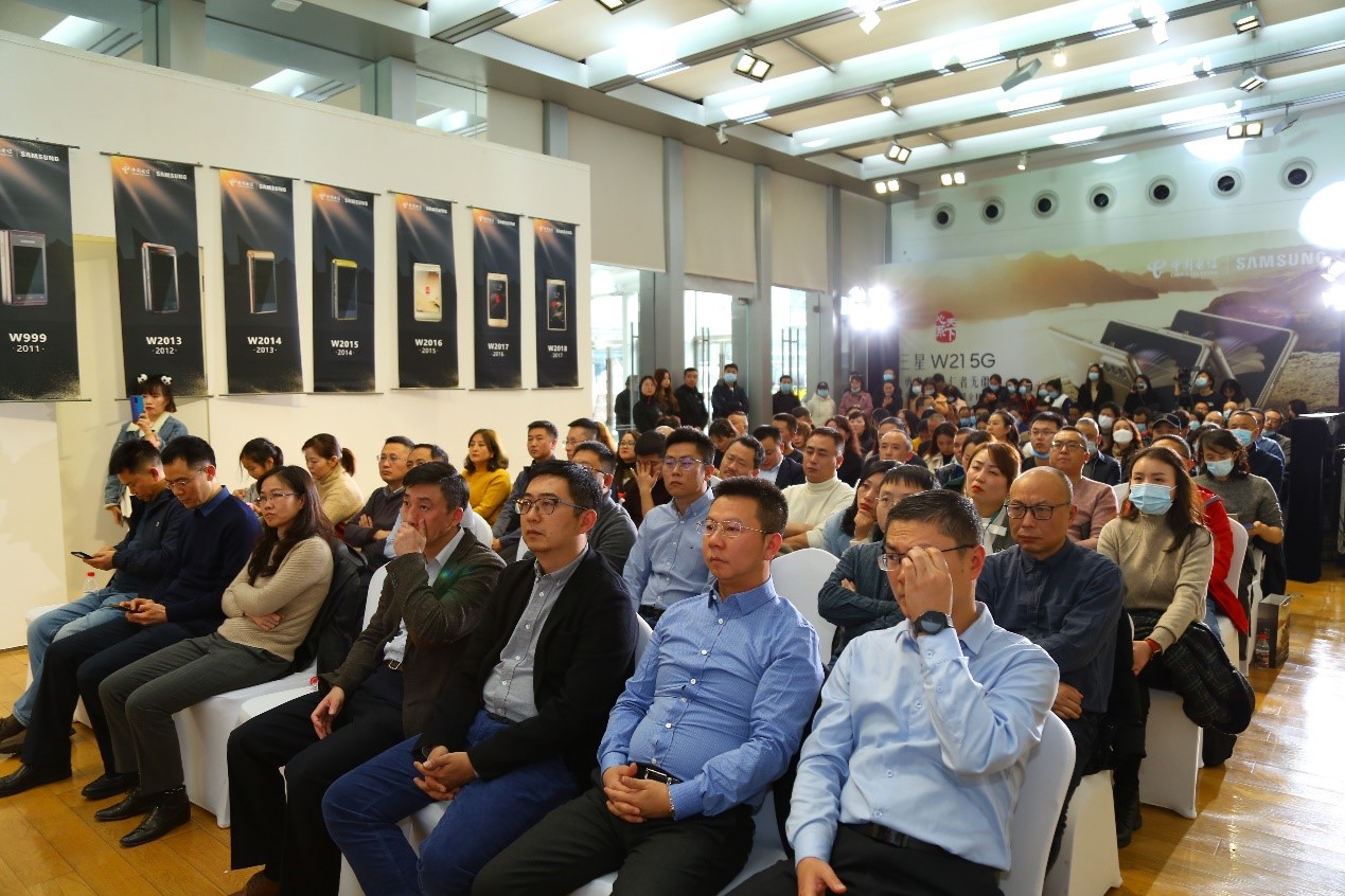 融合折叠屏和5G，三星W21 5G在四川首销