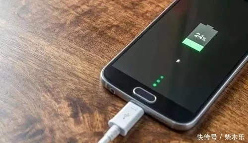 手机充电到100%再拔对吗？5个习惯会加快电池损耗报废