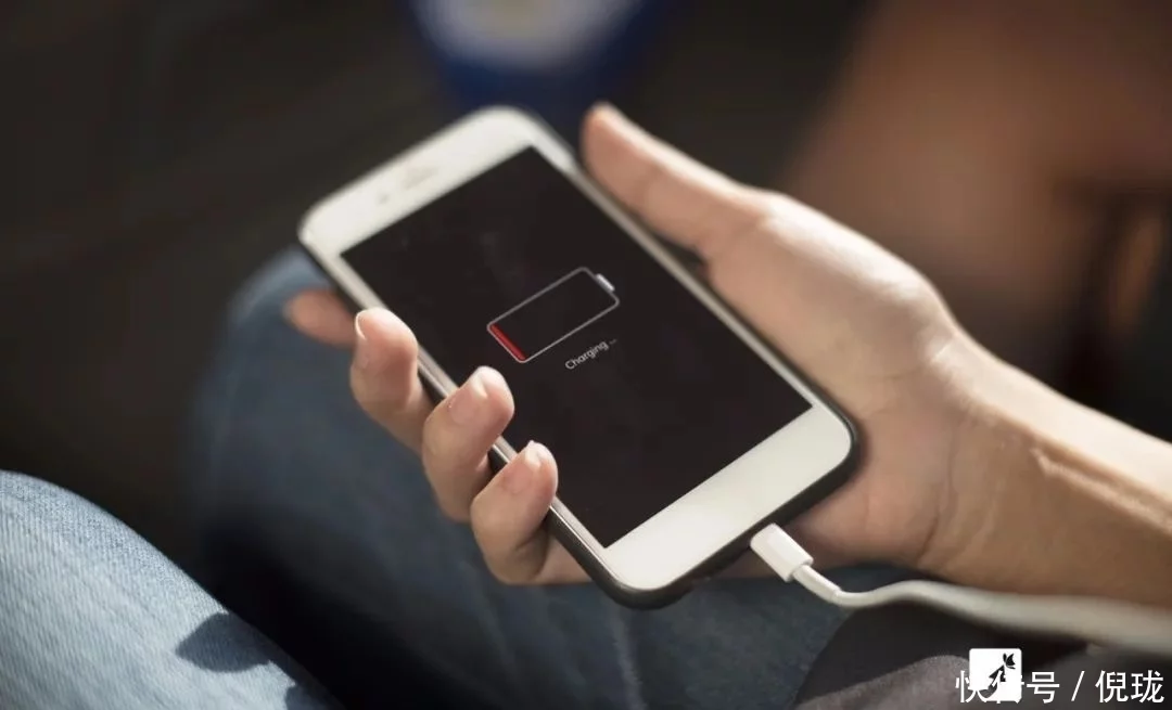 手机充电到100%再拔?这5个充电误区会加快电池报废速度