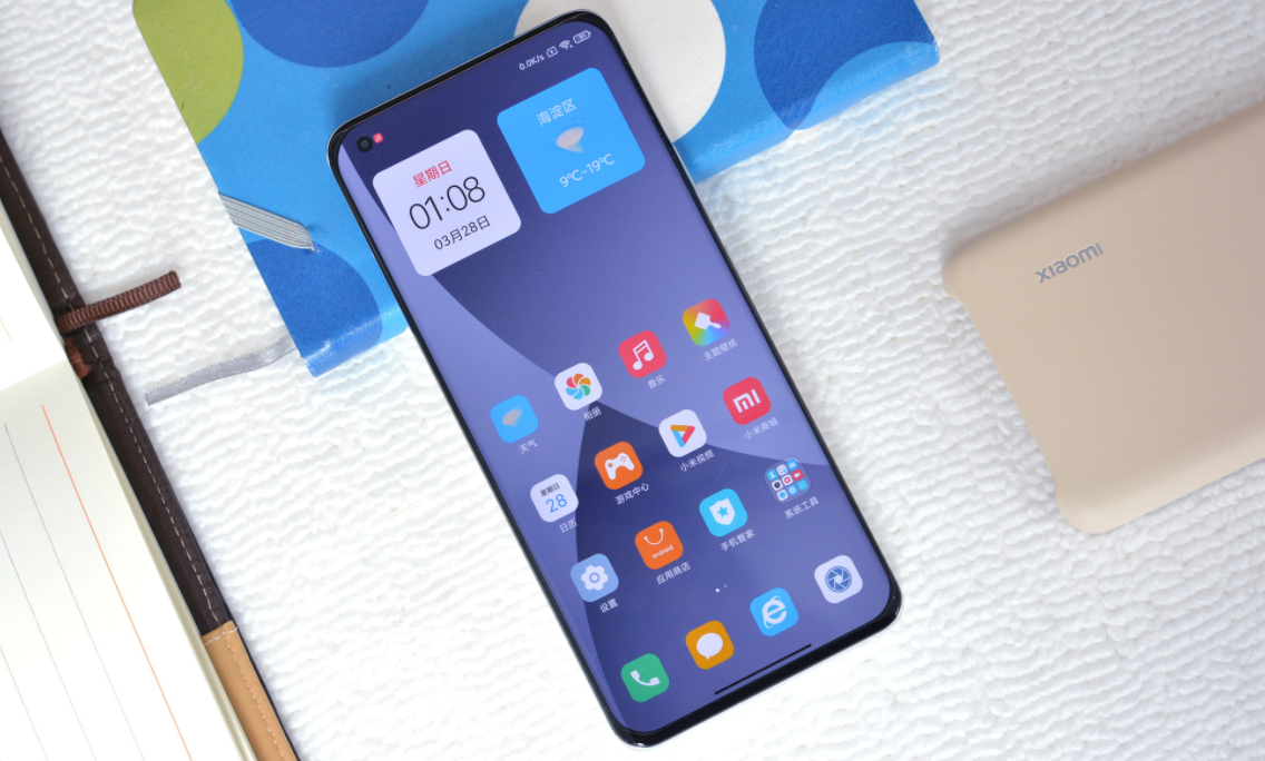 为什么“曲面屏”已是安卓旗舰标配，而苹果坚持“直屏”不动摇？