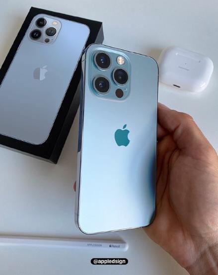 新机独享配色 iPhone 13 Pro远峰蓝真机上手图曝光，你喜欢吗