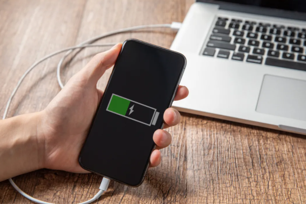 手机充电这些误区要远离!电量低于20%再充电不可取