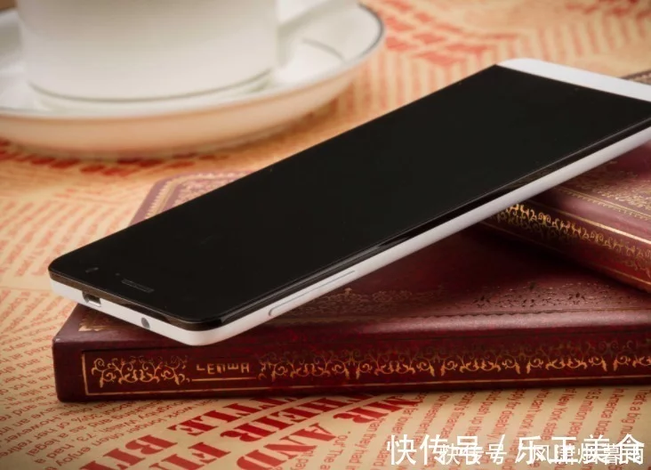 【温馨提示】手机放在桌子时, 一定要把屏幕朝下! 别不当回事