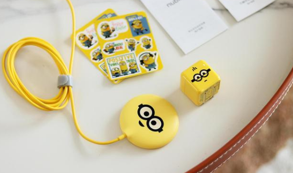 努比亚推出的磁吸无线充电器"萌"套装